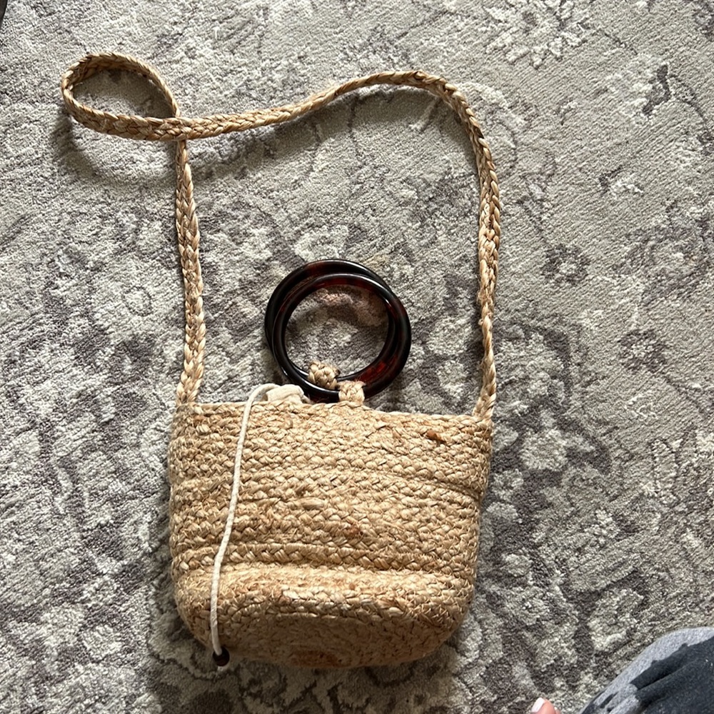MAIN CHARACTER woven beach hand bag